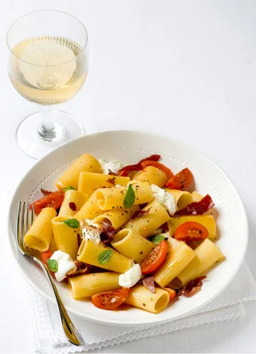 Rigatoni con jamón de Parma y tomates