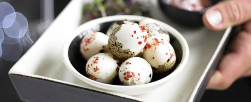 Huevos de codorniz con sal de pimienta rosa