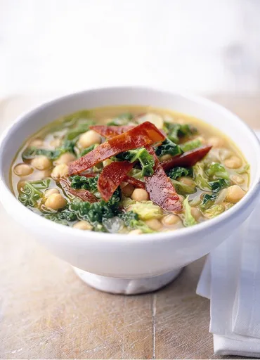 Sopa de garbanzos con verduras picadas y chorizo