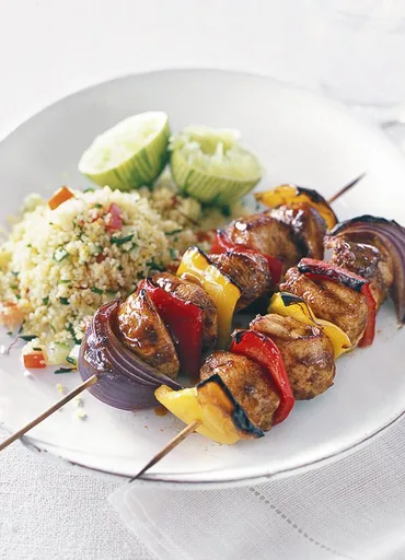 Brochetas de pollo jerk de Patrick William con cuscús de azafrán