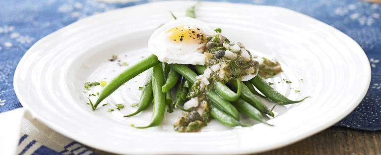 Poached egg on green beans with ravigote sauce