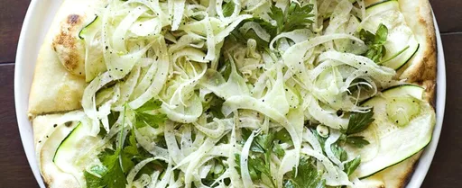 Pizza de calabacín con alcaparras, hinojo y limón