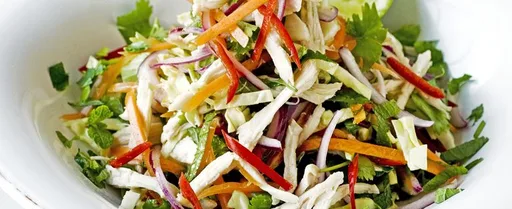 Ensalada desmenuzada de pollo a la tailandesa
