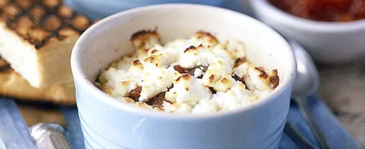 Queso de cabra horneado con brioche tostado