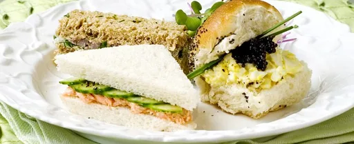 Sándwiches de pepino, trucha ahumada y rábano picante