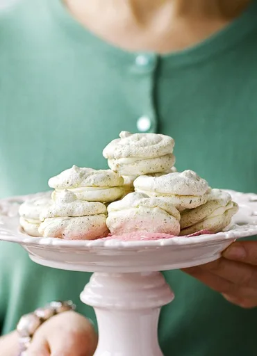 Pistachio meringues with cream