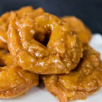 Donuts tradicionales de pastel con especias de calabaza