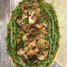 Pollo relleno de freekeh con un sabor único a frutos secos