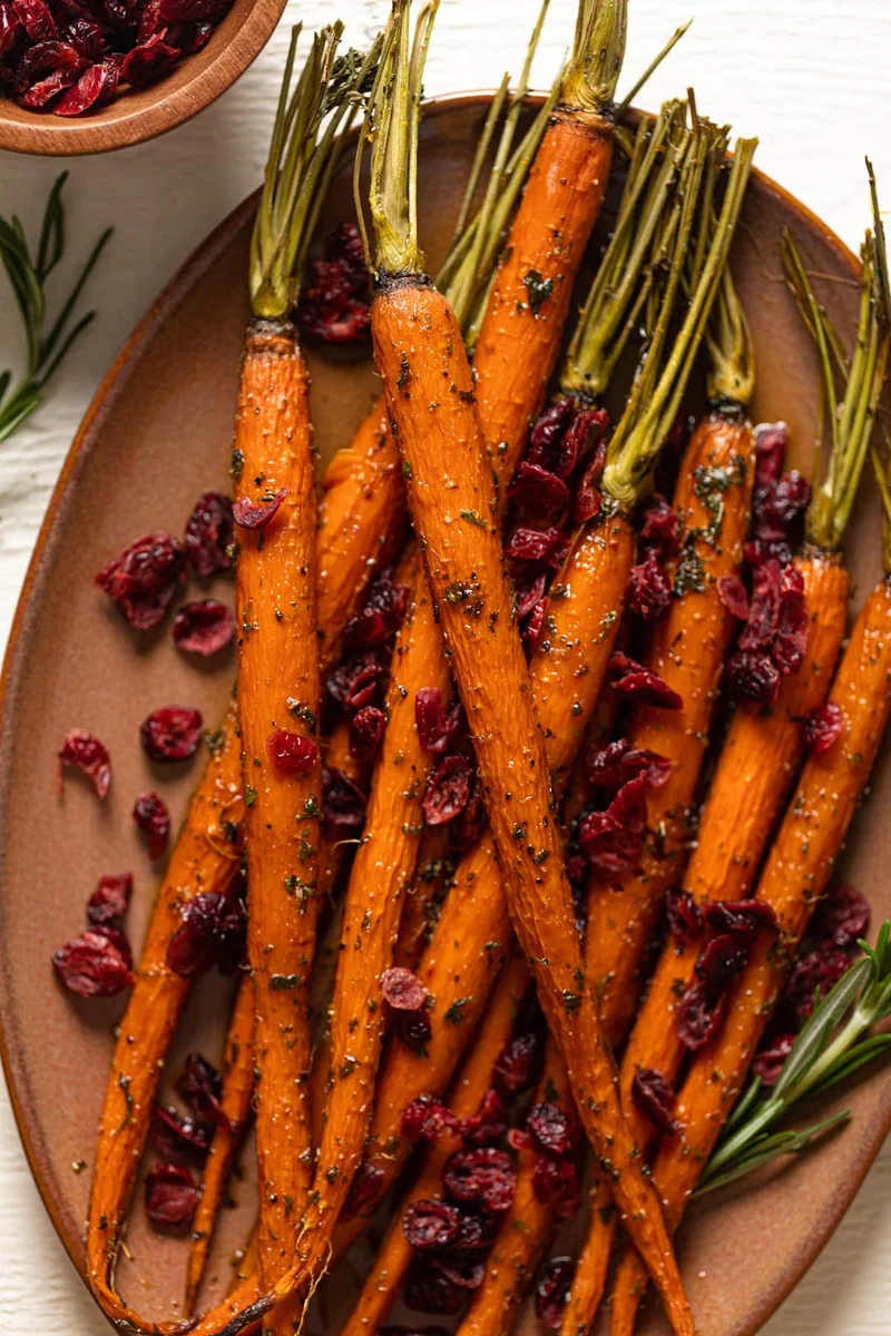Zanahorias y ar&aacute;ndanos rojos glaseados con sirope de arce y hierbas