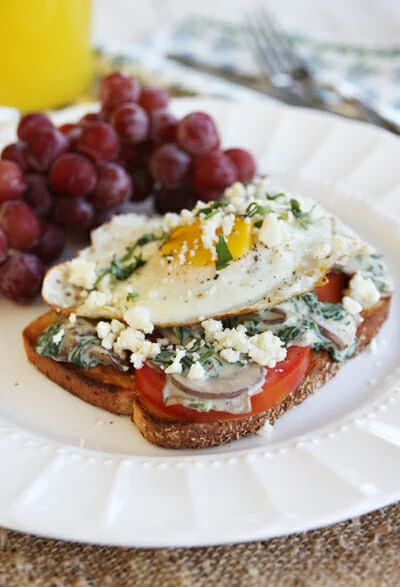 Eggs on Toast with Creamy Spinach Sauce