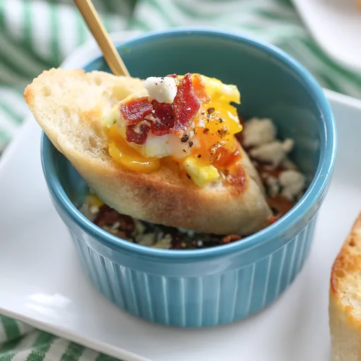 Huevos al Horno con Tocino, Espinacas y Queso de Cabra