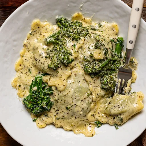 Raviolis Alfredo con brócoli cremosos para una cita romántica