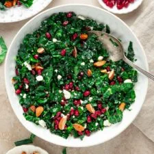 Ensalada de col rizada y granada