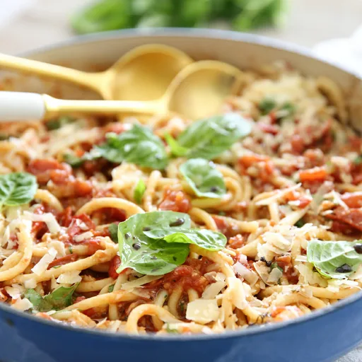 Pasta fresca con tomate y albahaca