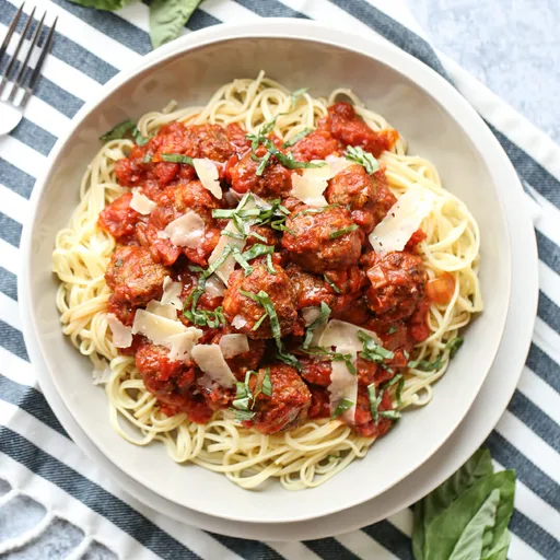Espaguetis con albóndigas