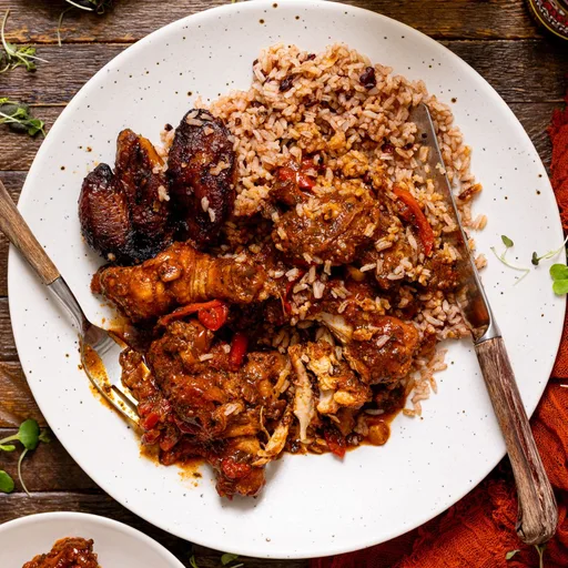 Auténtico pollo en estofado marrón jamaicano