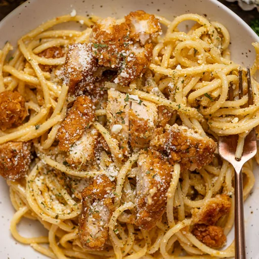 Pasta Sureña con Pollo, Ajo y Parmesano Cremoso