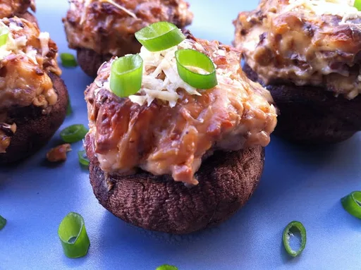Champiñones rellenos de beicon, queso azul y cebolla caramelizada