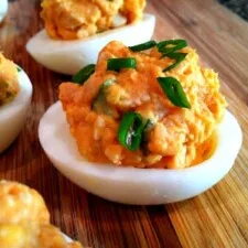 Huevos rellenos con pollo al estilo búfalo
