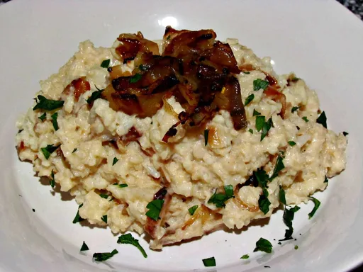 Puré de coliflor con cebolla caramelizada y rábano picante
