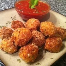 Bolas de mozzarella frita