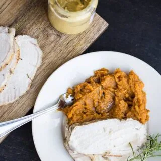 Lomo de cerdo a la mostiza y hierbas con puré de calabaza al arce
