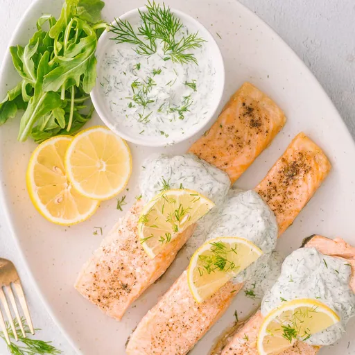 Salmón al horno con salsa cremosa de yogur y eneldo