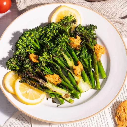 Broccolini a la parrilla con mantequilla de tomate