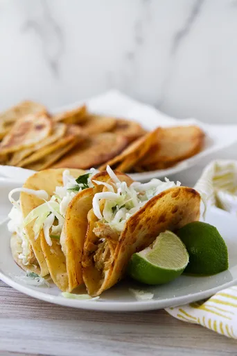 Tacos crujientes de pollo desmenuzado