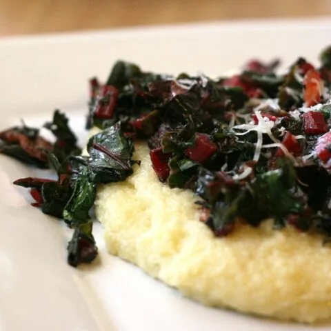 Verduras ahumadas sobre polenta