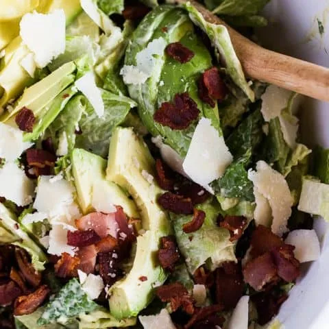 Ensalada de aguacate y lechuga con tocino