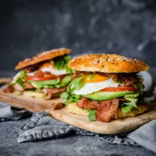 Sándwiches de desayuno con bagels cetogénicos