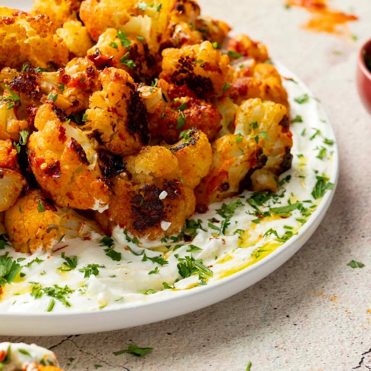 Coliflor asada a la harissa con feta batido