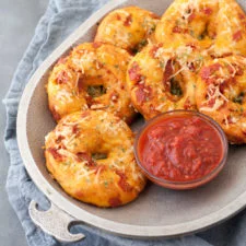 Bagel cheto alla pizza a basso contenuto di carboidrati