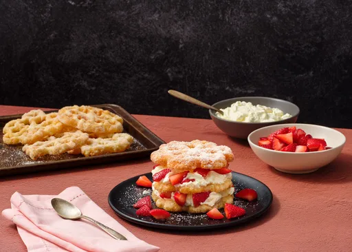 Buñuelos de Viento con Crema Batida y Fresas