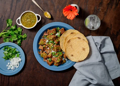 Tacos de suadero con salsa verde con chiles mixtos