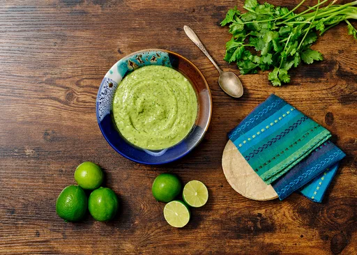 Salsa tatemada de guacamole con chile de árbol