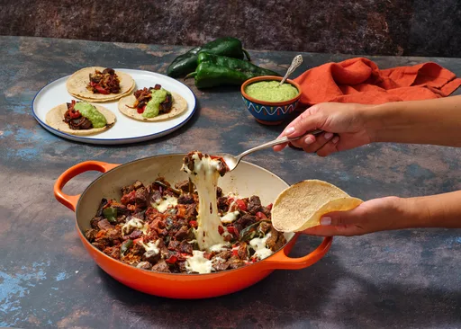 Tacos de alambre de carne con chorizo y queso