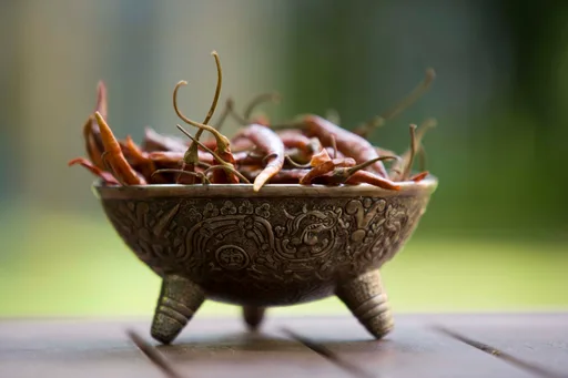 Sopa de champiñones, chile de árbol y tomate asado