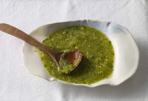 Salsa verde cruda de tomatillo y chipotle