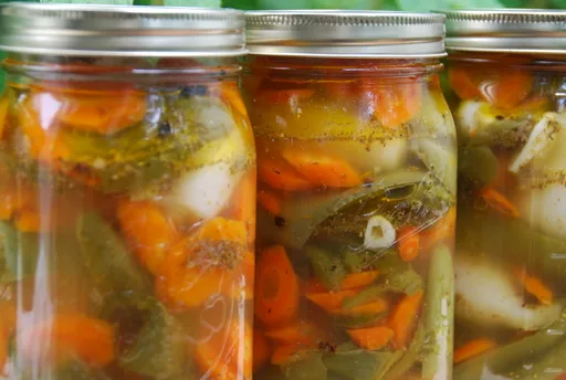 Jalapeños encurtidos (¡con zanahorias y cebollas también!)