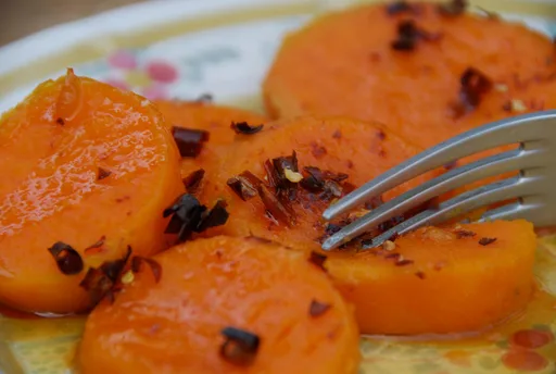 Boniatos con almíbar de naranja y piloncillo y chile de árbol