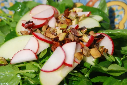 Ensalada de manzana, rábano y berros con pistacho y chile de árbol