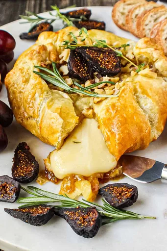 Queso Brie en hojaldre con mermelada de higos