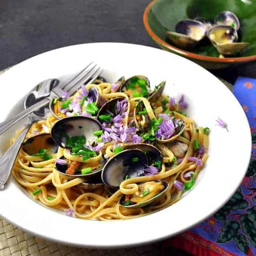 Linguine con almejas, hierbas y tocino