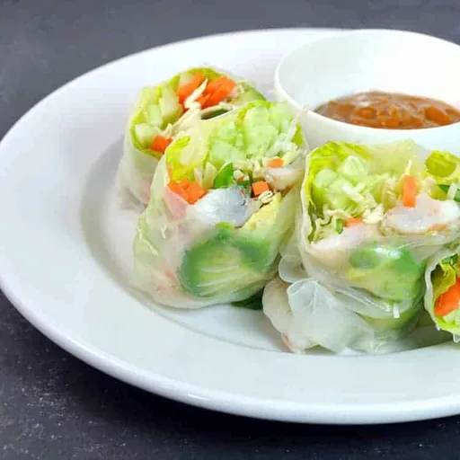 Rollitos de primavera frescos con langostinos y salsa de cacahuete