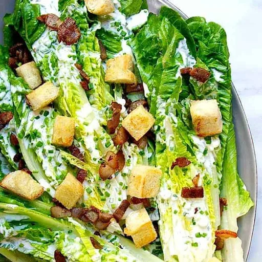 Ensalada de cogollos de lechuga romana con beicon y queso azul
