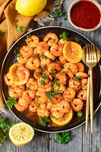 Langostinos a la mantequilla de miel y cajún