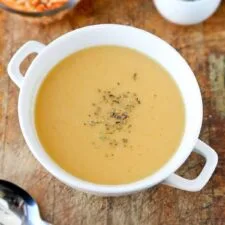 Sopa de chirivía con apionabo (y hierbas provenzales)