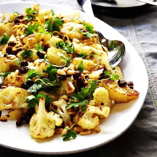 Coliflor asada con piñones y pasas